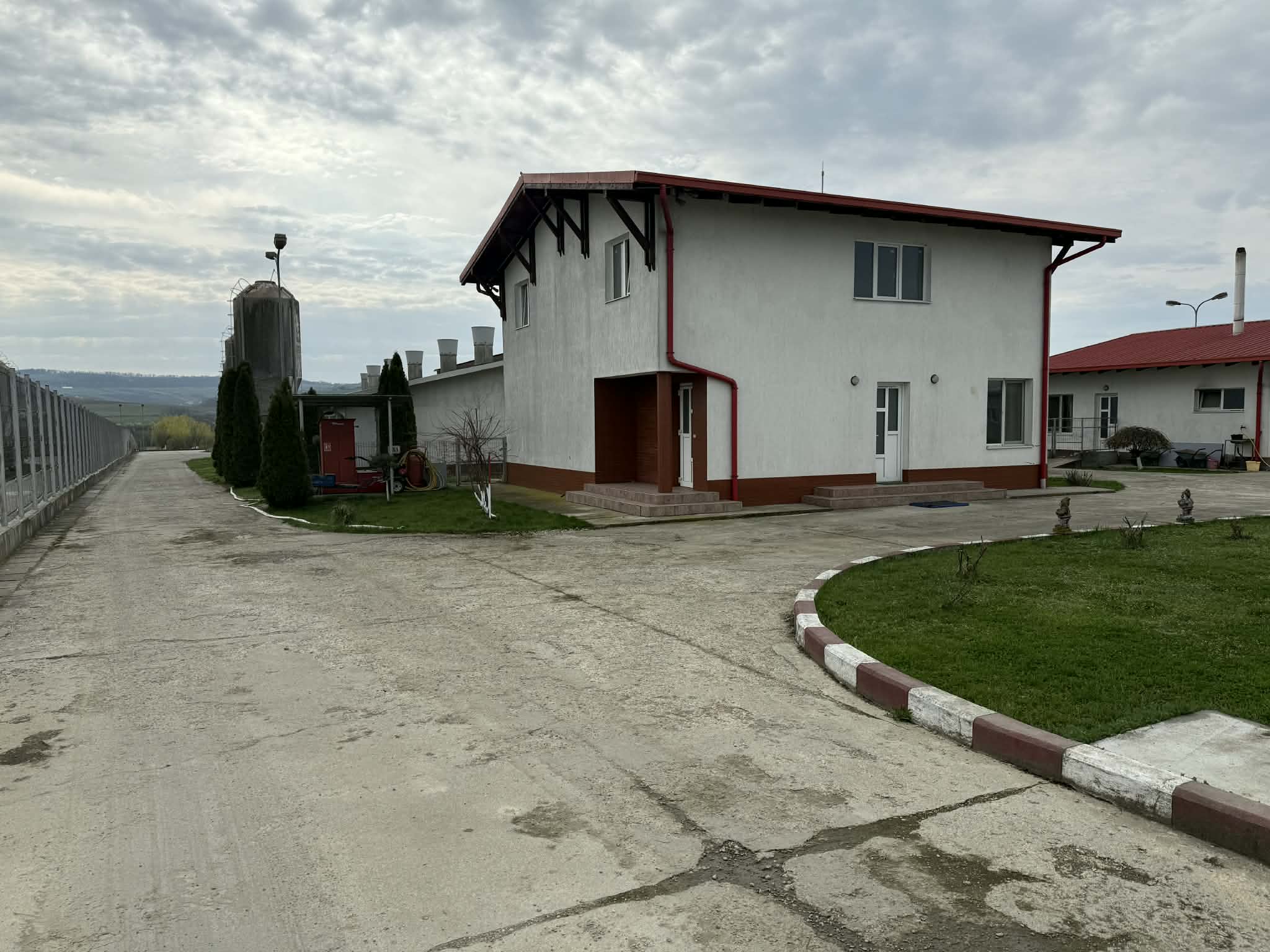 Clădirea administrativă a fermei Agroferm Deac, Bășești, Maramureș